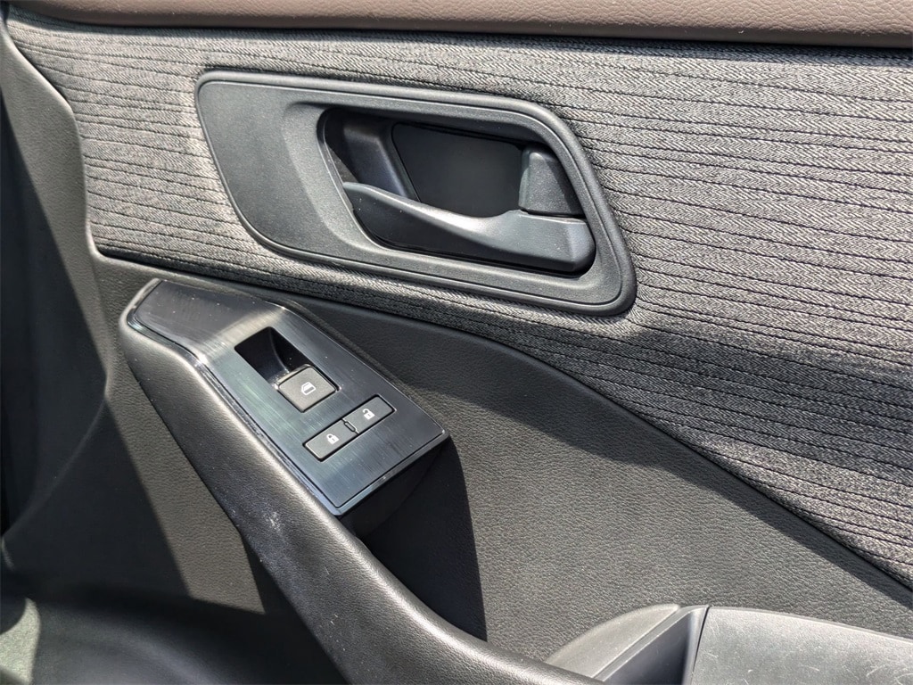 2023 Nissan Rogue S 30