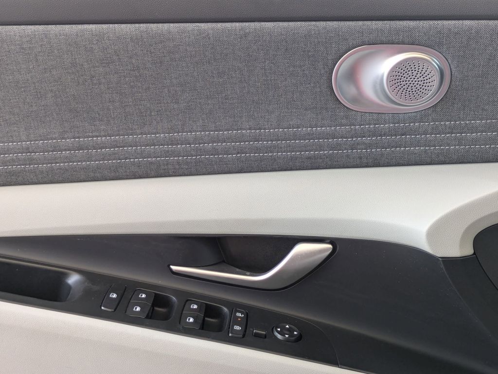 2025 Hyundai Elantra Limited - Photo 13