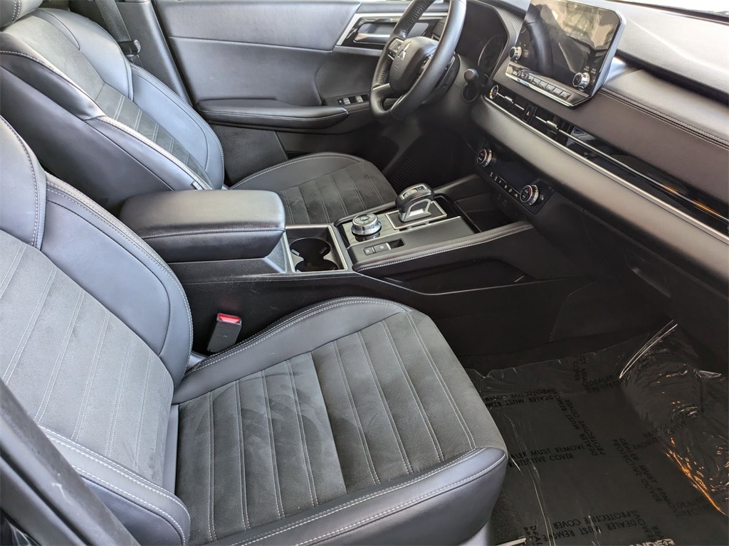 Thumbnail: 2024 Mitsubishi Outlander - 32