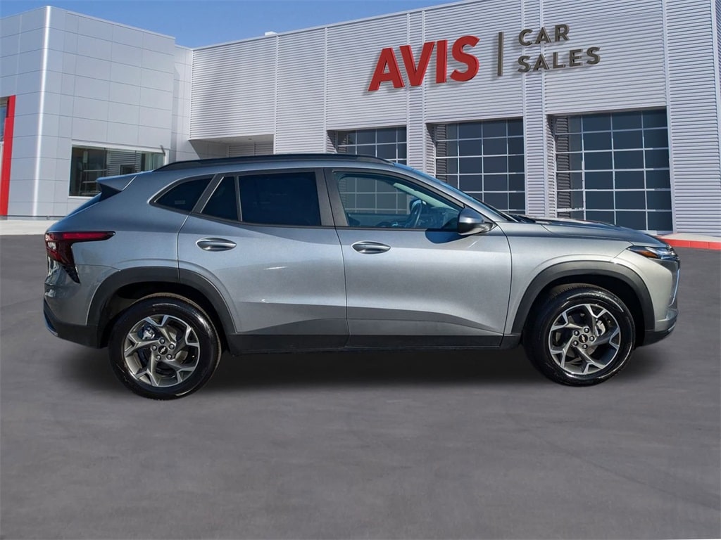 Thumbnail: 2025 Chevrolet Trax - 4