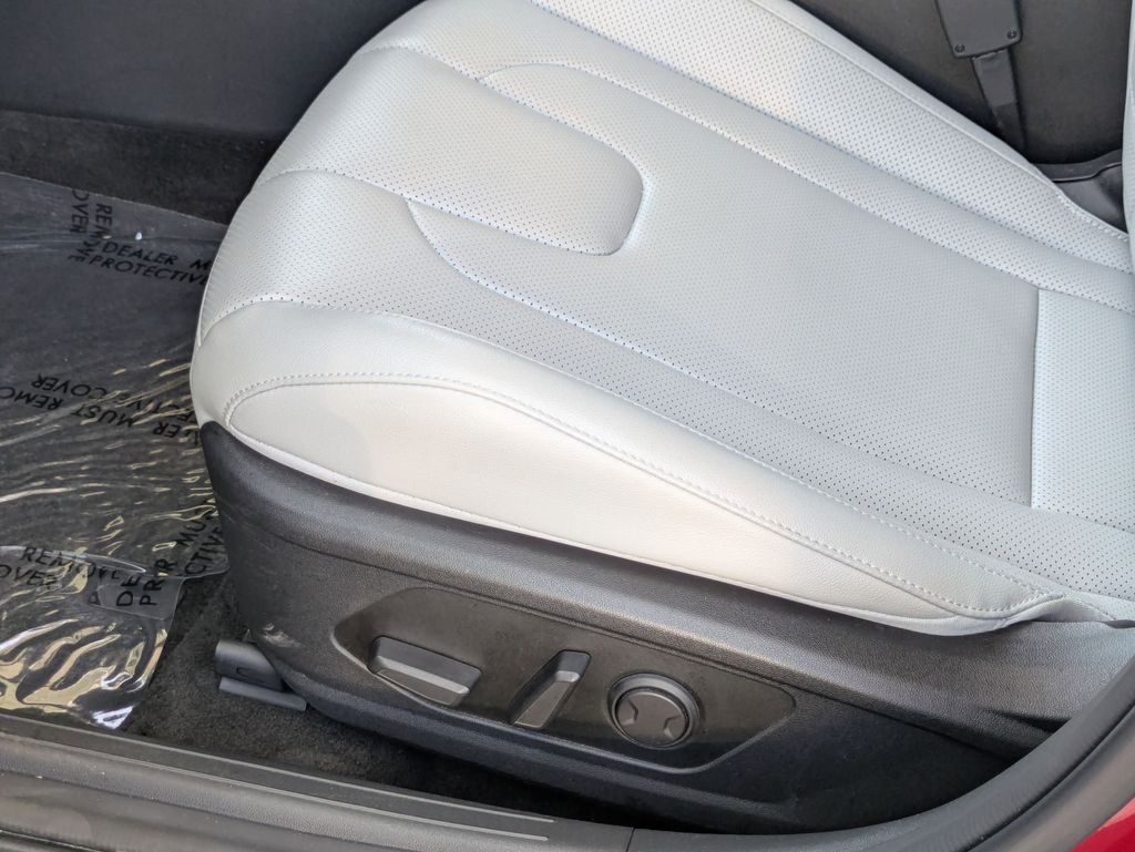 2025 Hyundai Elantra Limited - Photo 15