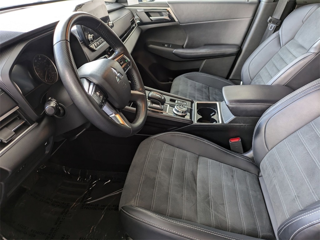 Thumbnail: 2024 Mitsubishi Outlander - 24