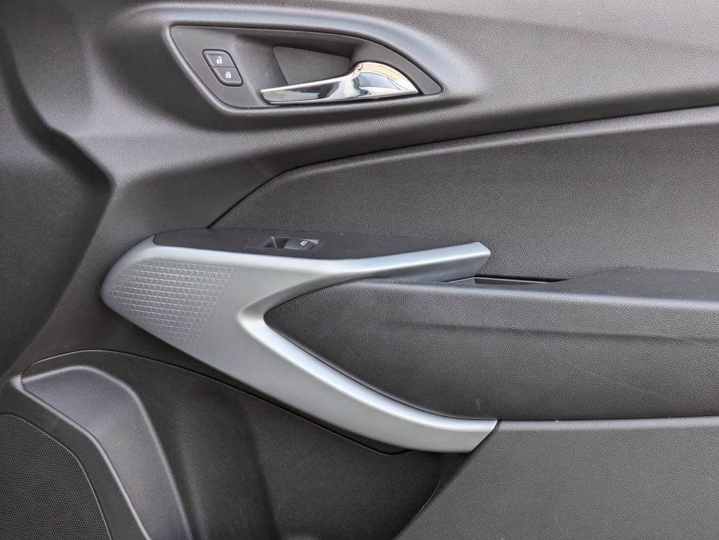 2025 Chevrolet Trax LS - Photo 32