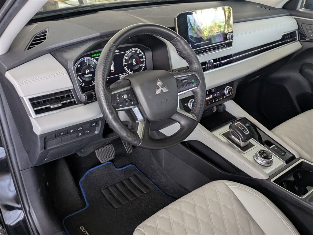 Thumbnail: 2023 Mitsubishi Outlander - 11
