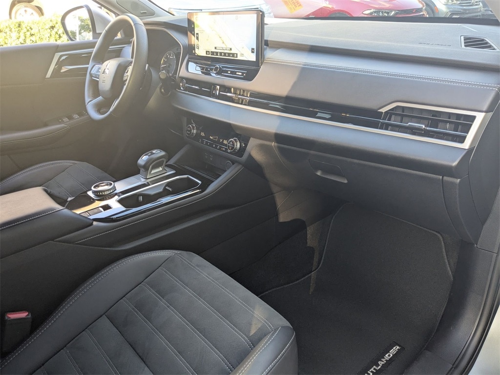 Thumbnail: 2025 Mitsubishi Outlander - 33