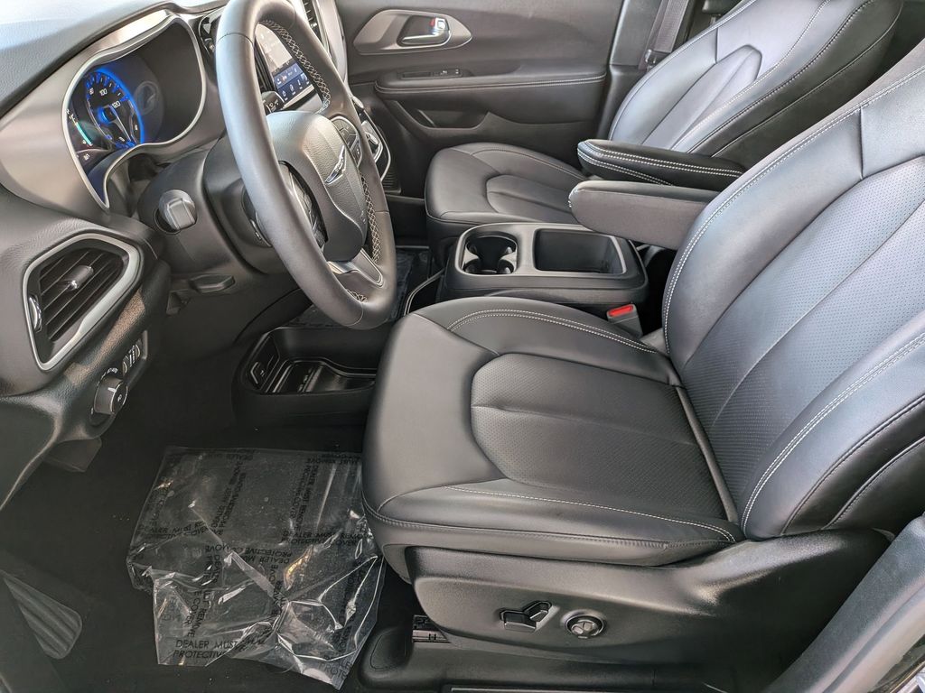 Thumbnail: 2025 Chrysler Pacifica - 20