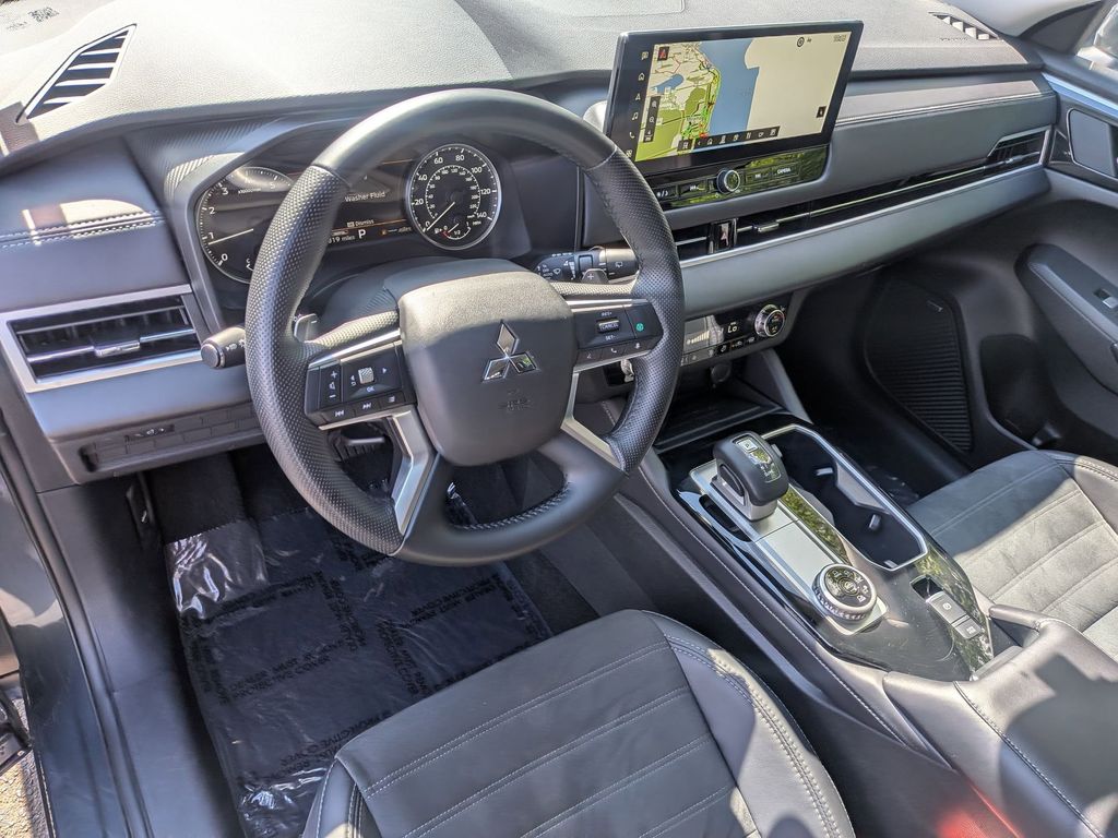 Thumbnail: 2025 Mitsubishi Outlander - 13