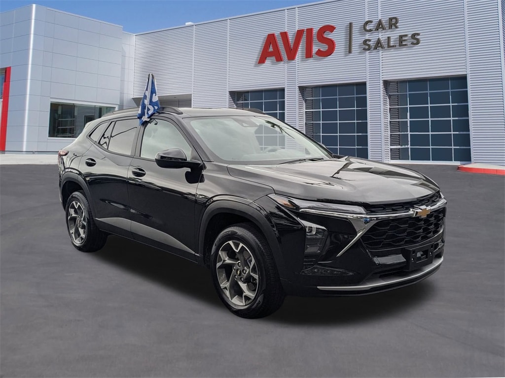 Thumbnail: 2025 Chevrolet Trax - 3