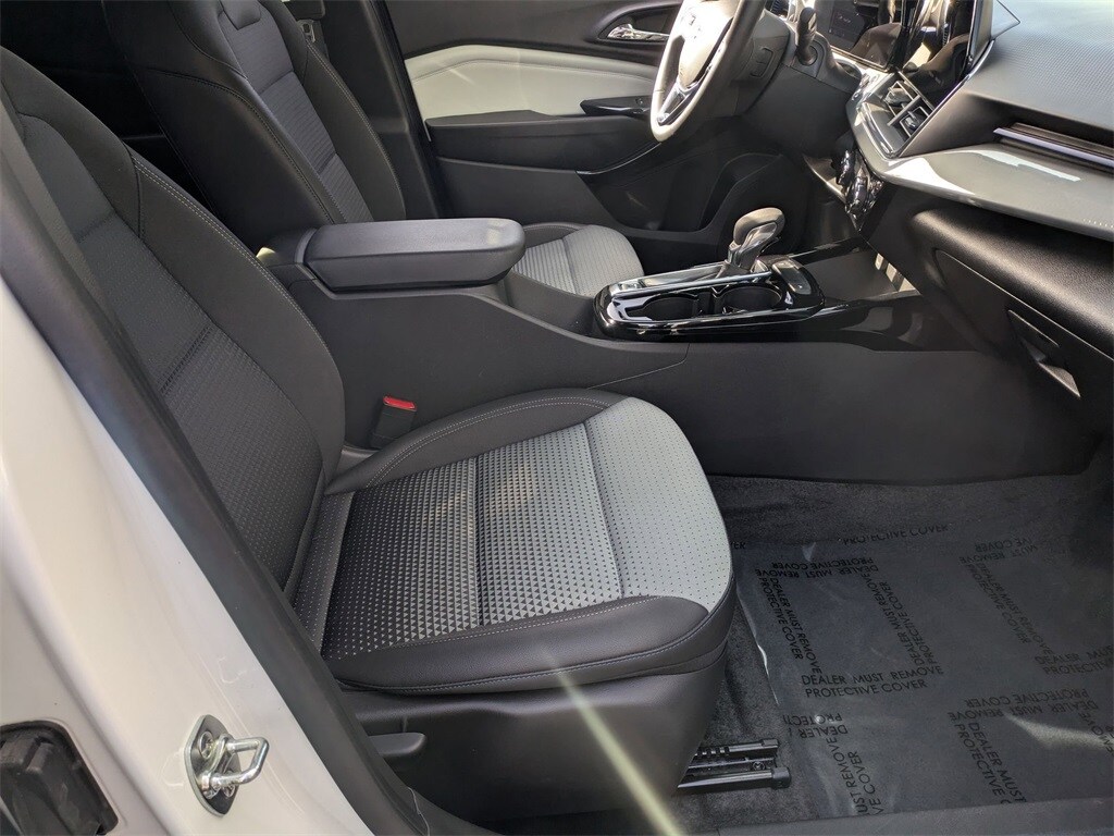 Thumbnail: 2025 Chevrolet Trax - 32