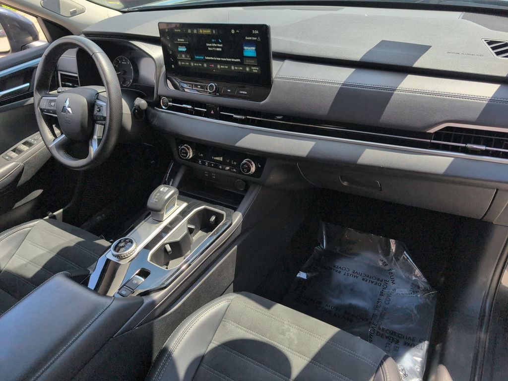Thumbnail: 2025 Mitsubishi Outlander - 32