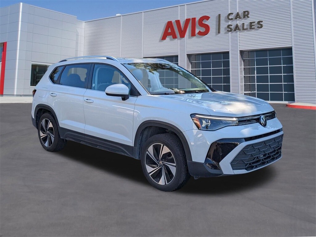 2025 Volkswagen Taos SE photo 3