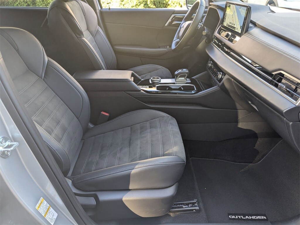 Thumbnail: 2025 Mitsubishi Outlander - 32