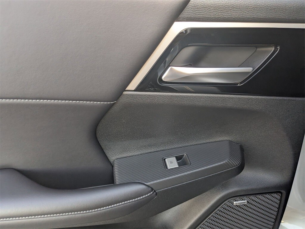 Thumbnail: 2025 Mitsubishi Outlander - 24