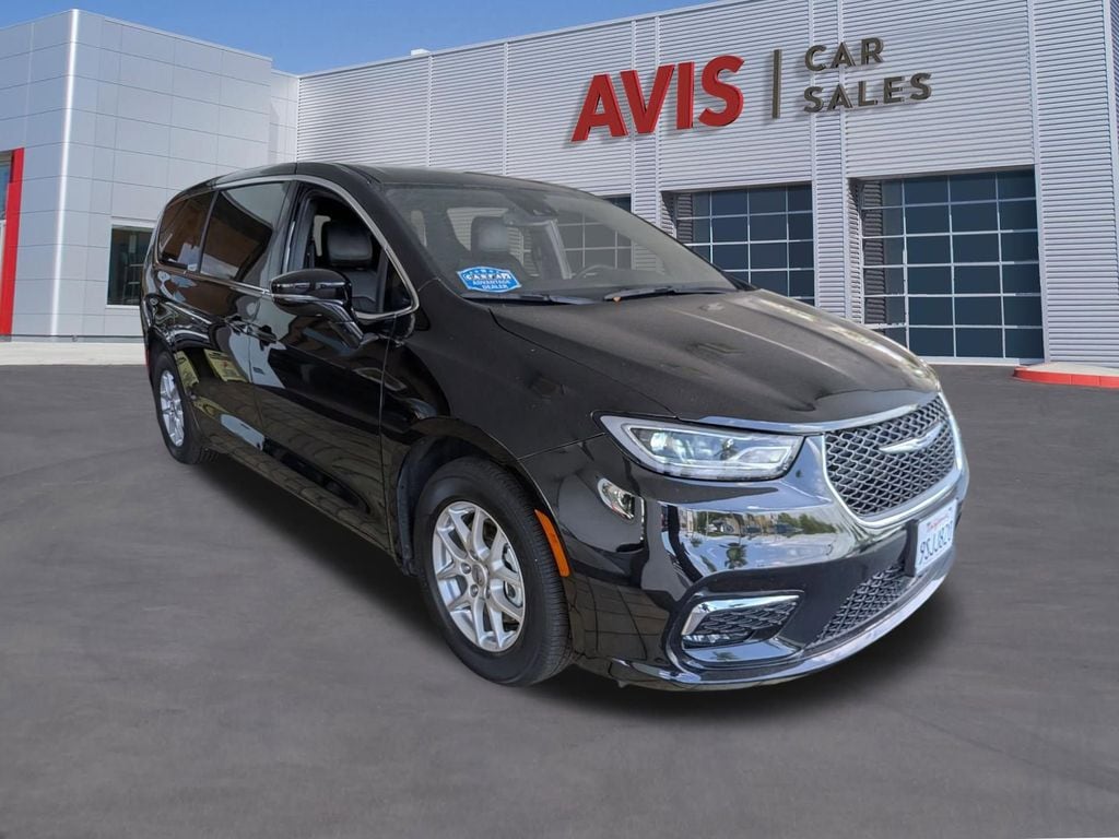 Thumbnail: 2025 Chrysler Pacifica - 3