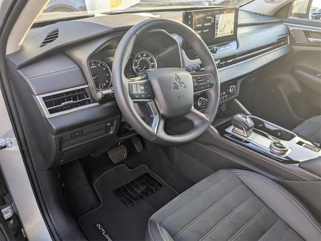 Thumbnail: 2025 Mitsubishi Outlander - 13