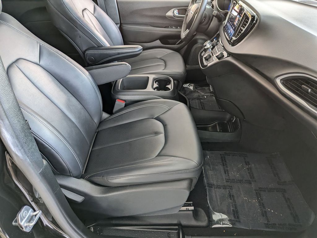 Thumbnail: 2025 Chrysler Pacifica - 31