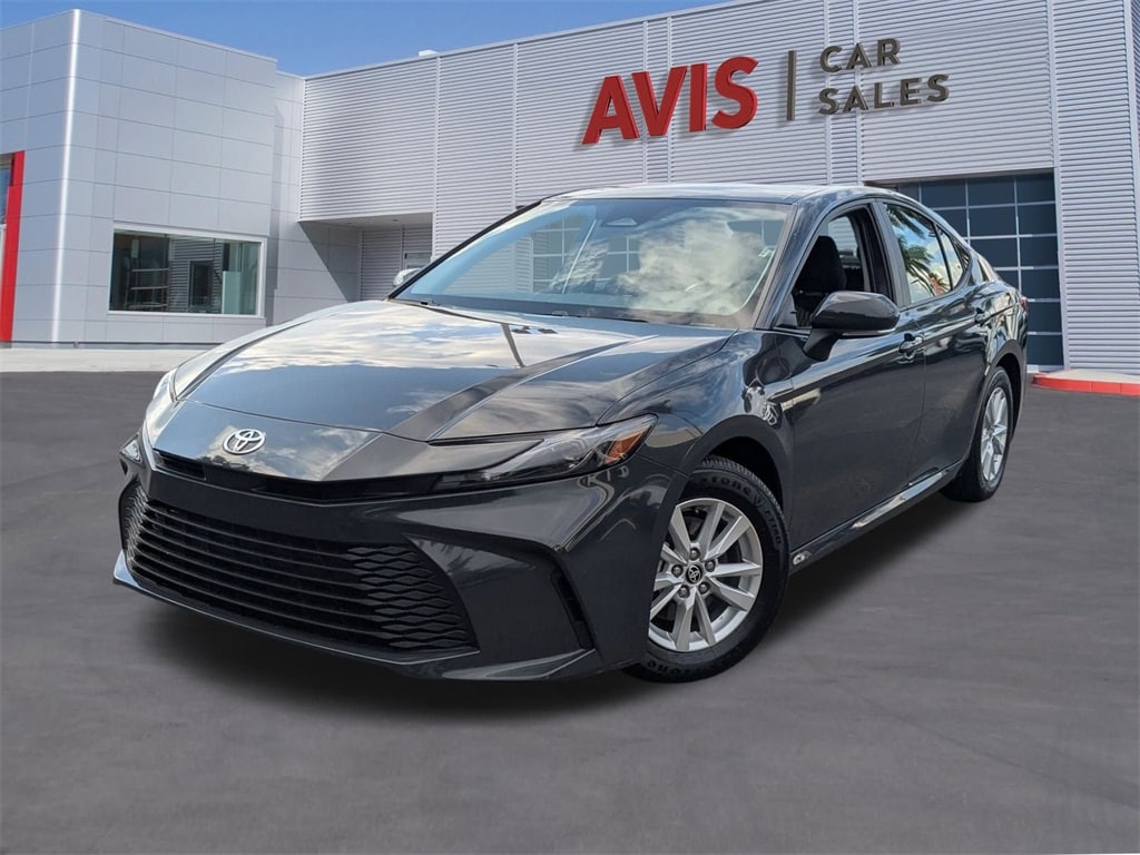 2025 Toyota Camry LE's photo