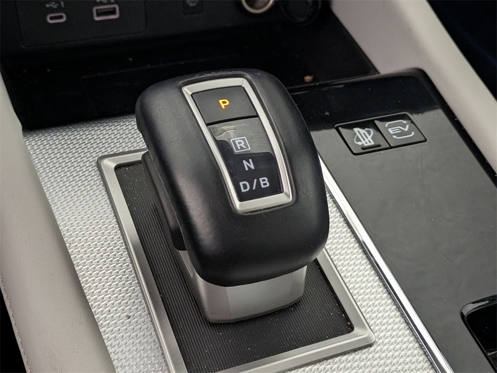 Thumbnail: 2023 Mitsubishi Outlander - 16