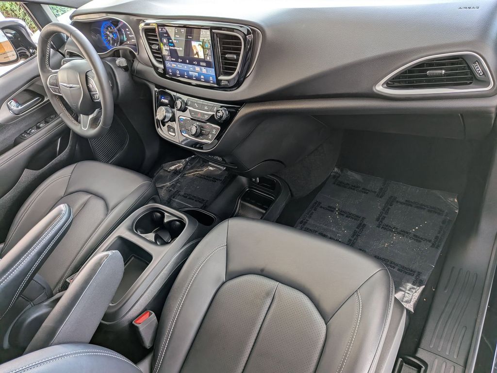 Thumbnail: 2025 Chrysler Pacifica - 32