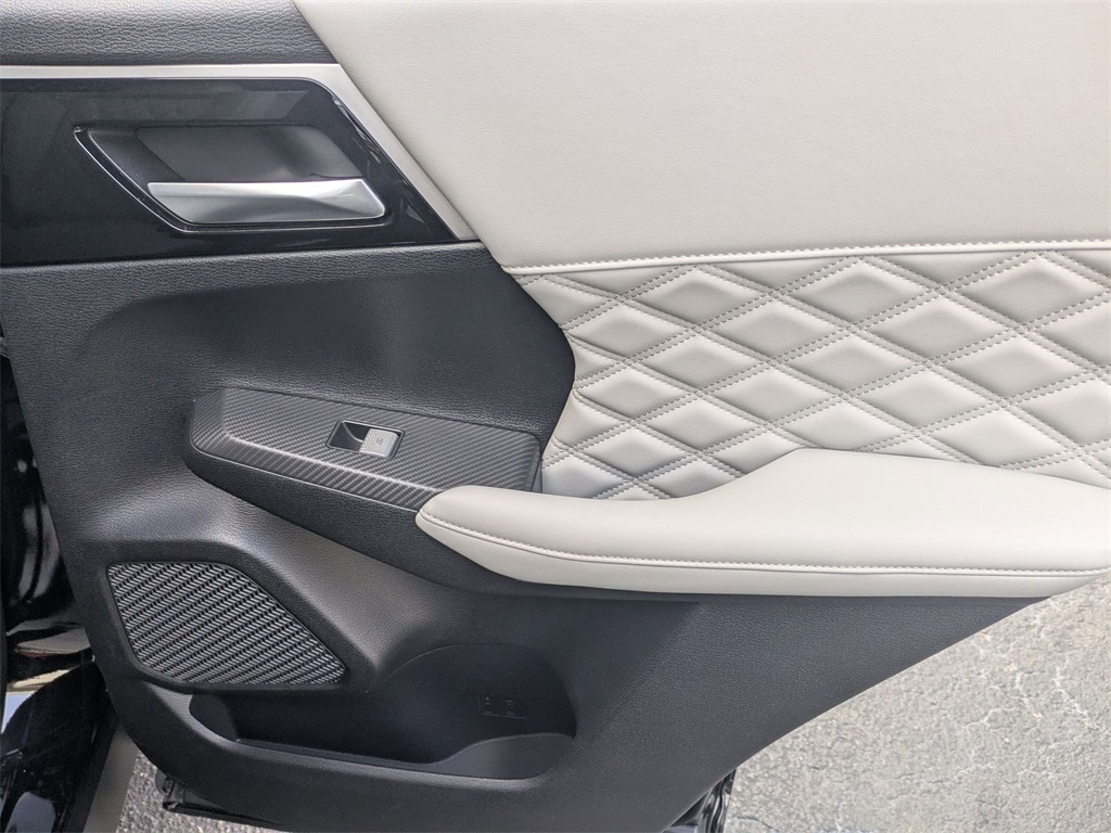 Thumbnail: 2024 Mitsubishi Outlander - 29