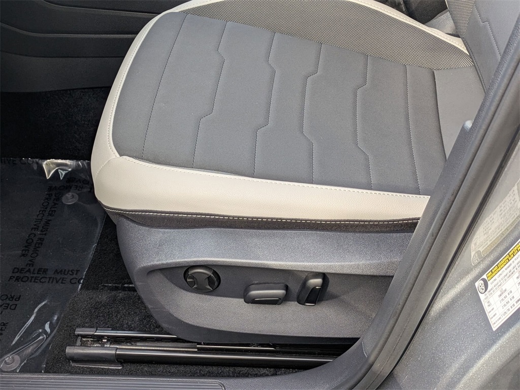 Thumbnail: 2025 Volkswagen Taos - 20