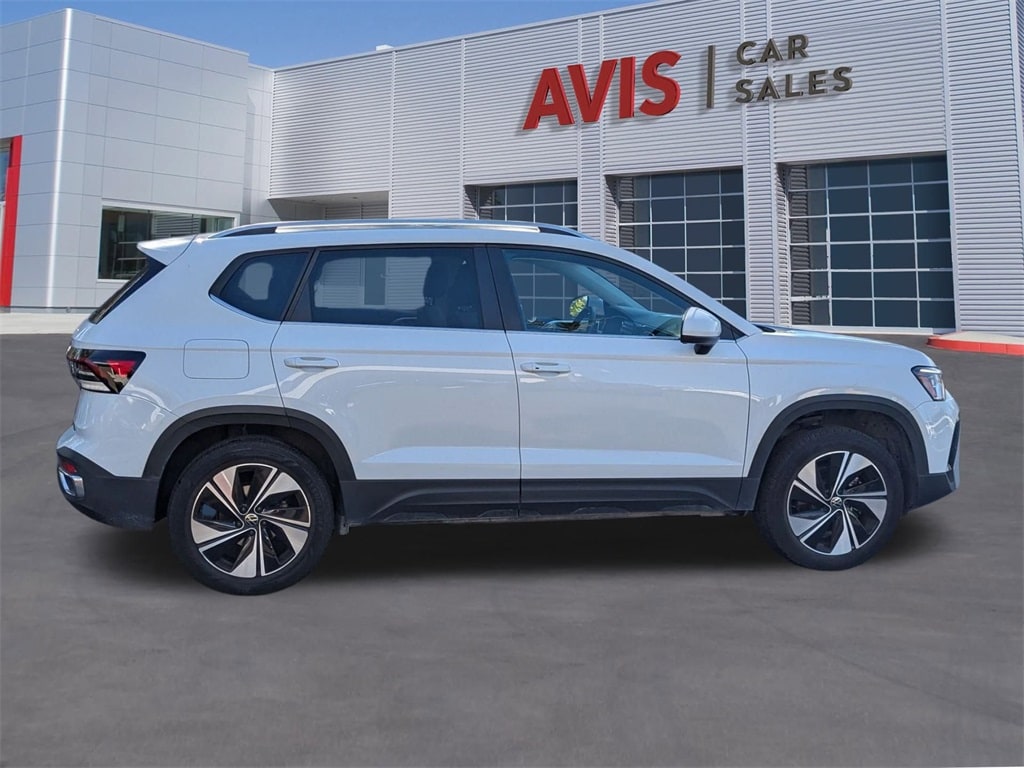 2025 Volkswagen Taos SE photo 4