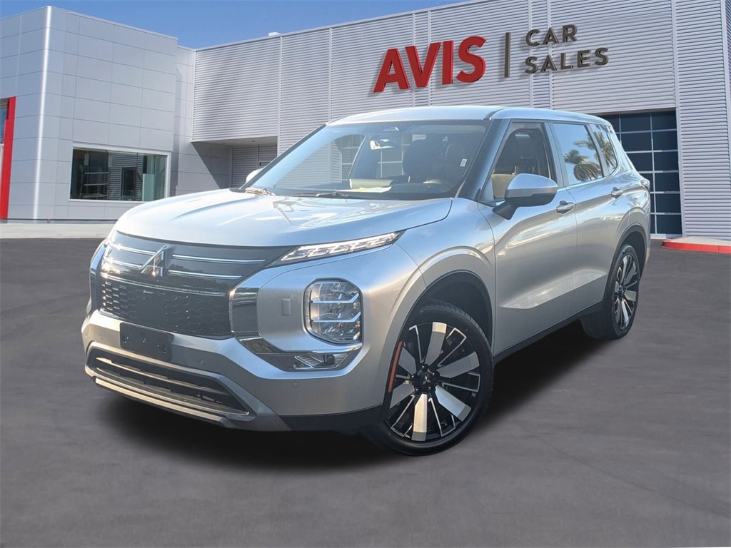 2025 Mitsubishi Outlander SE's photo
