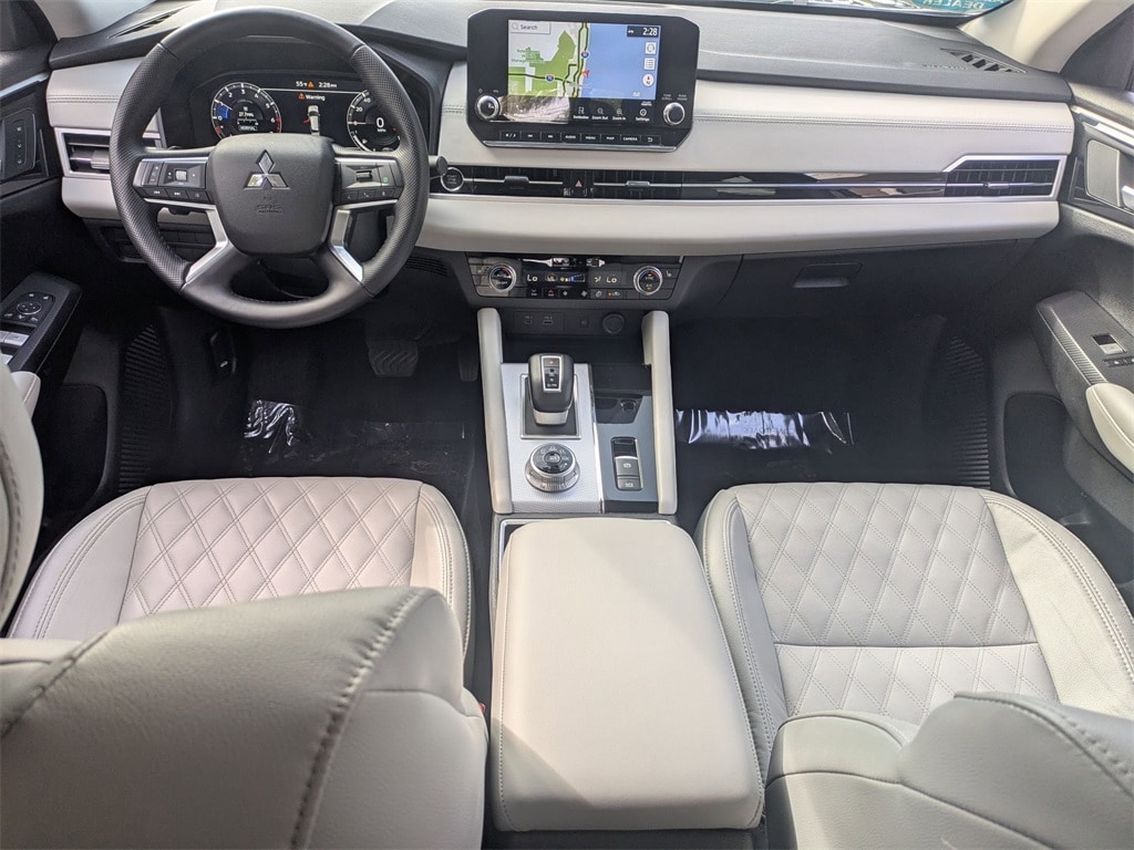 Thumbnail: 2024 Mitsubishi Outlander - 25