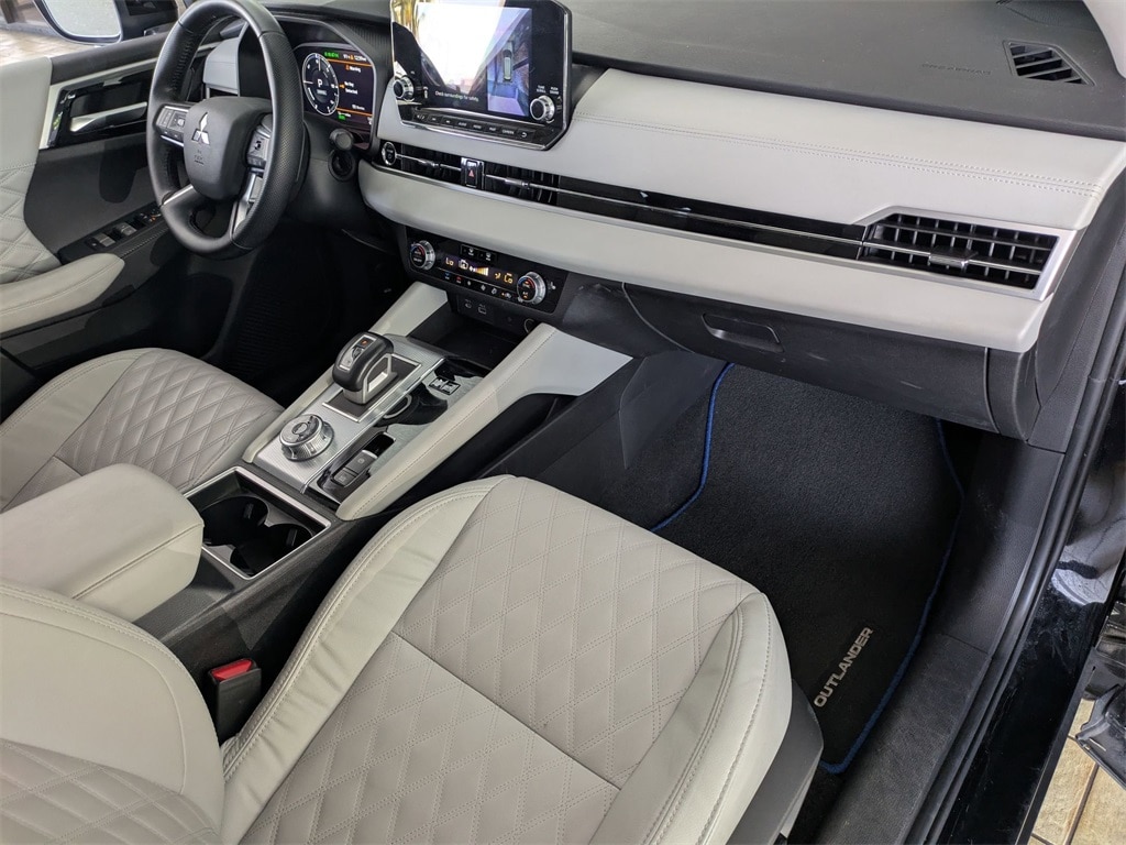 Thumbnail: 2023 Mitsubishi Outlander - 34