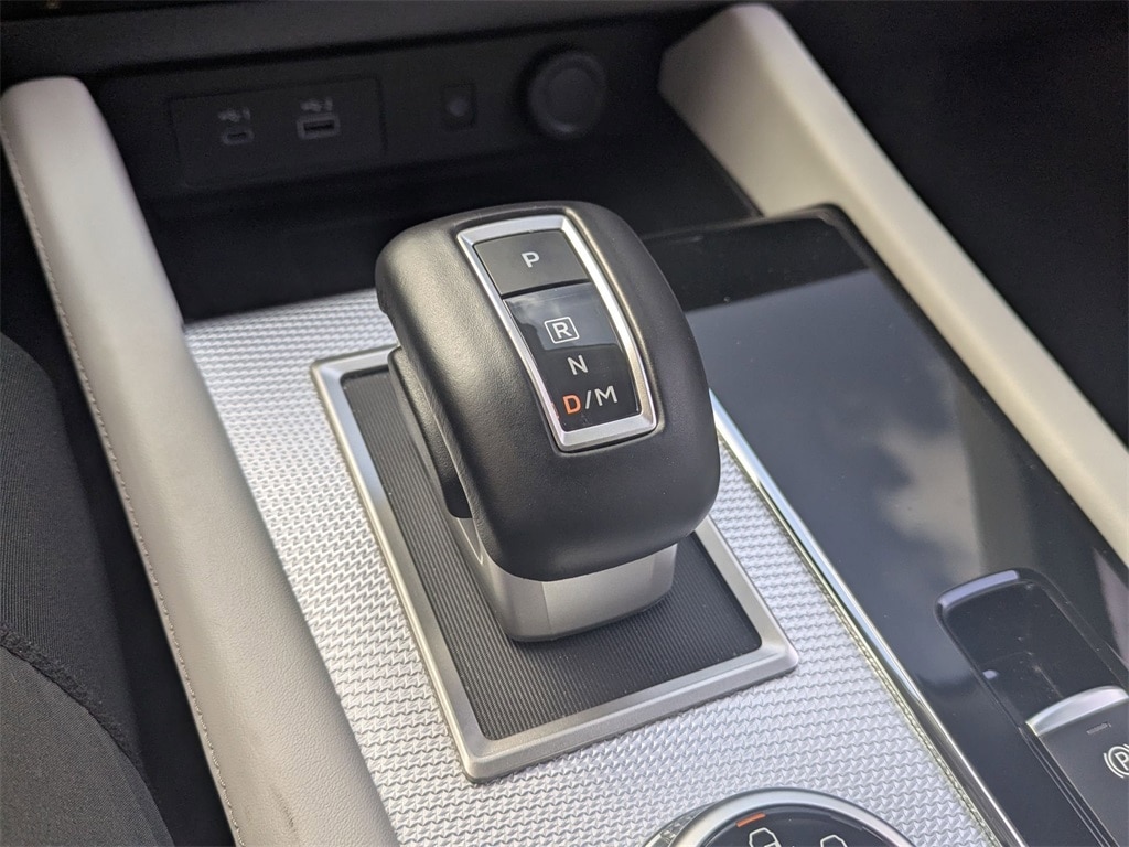 Thumbnail: 2024 Mitsubishi Outlander - 16