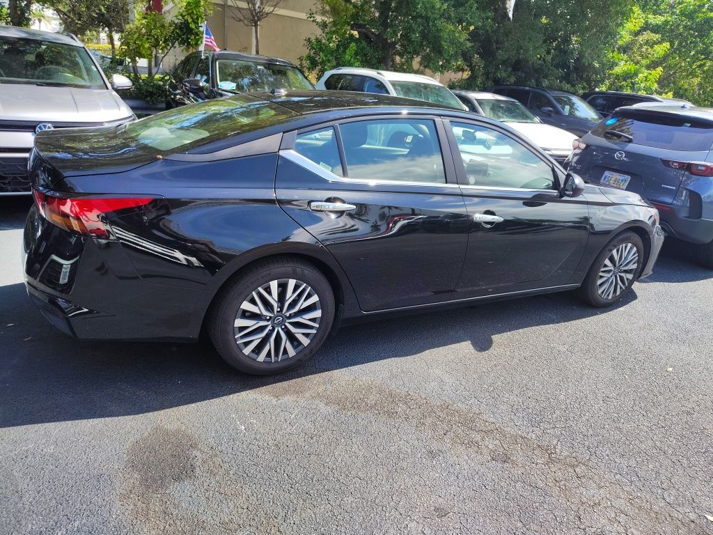 Thumbnail: 2025 Nissan Altima - 9