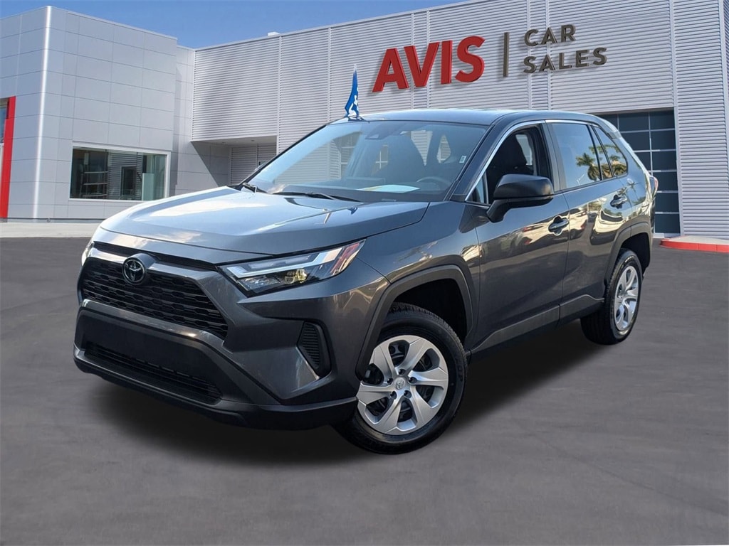 2025 Toyota RAV4 LE's photo