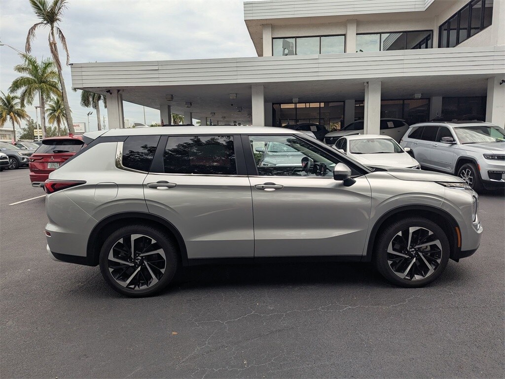 2024 Mitsubishi Outlander SE photo 2