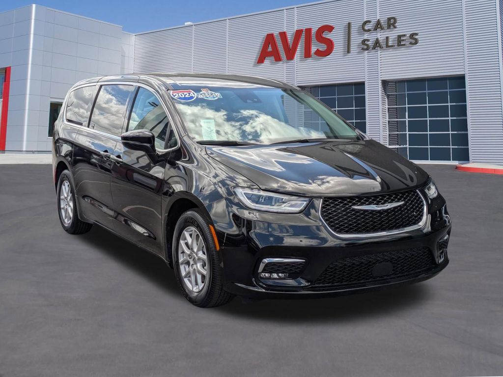 Thumbnail: 2024 Chrysler Pacifica - 3