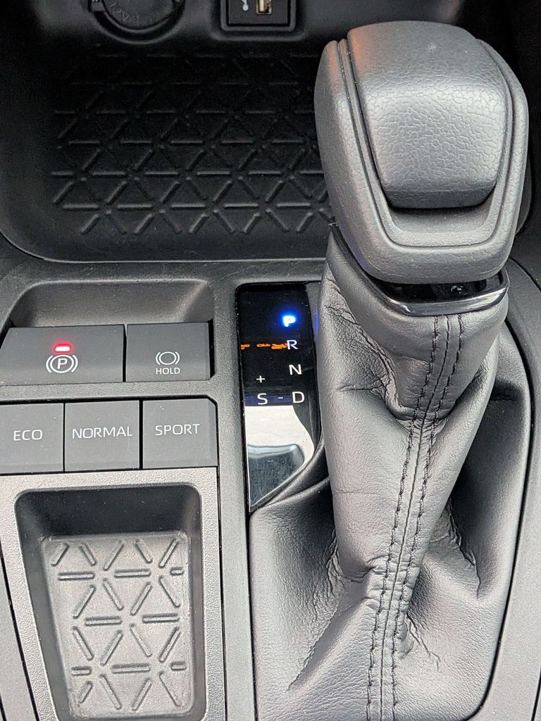 Thumbnail: 2025 Toyota RAV4 - 17