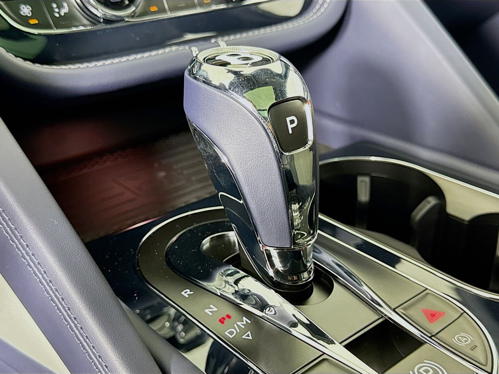 2025 Bentley Bentayga - Photo 14