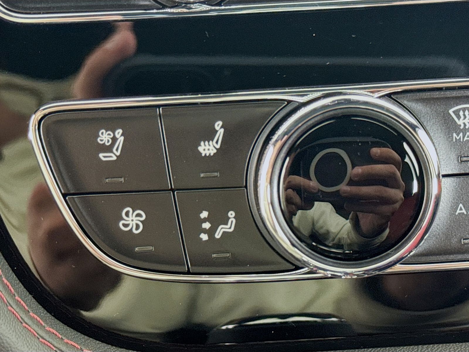 2025 Bentley Bentayga - Photo 19