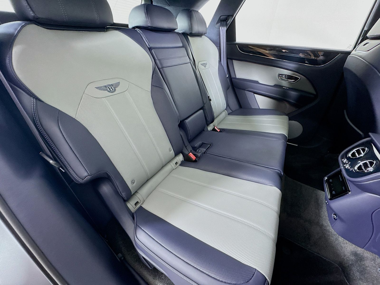 2025 Bentley Bentayga - Photo 27