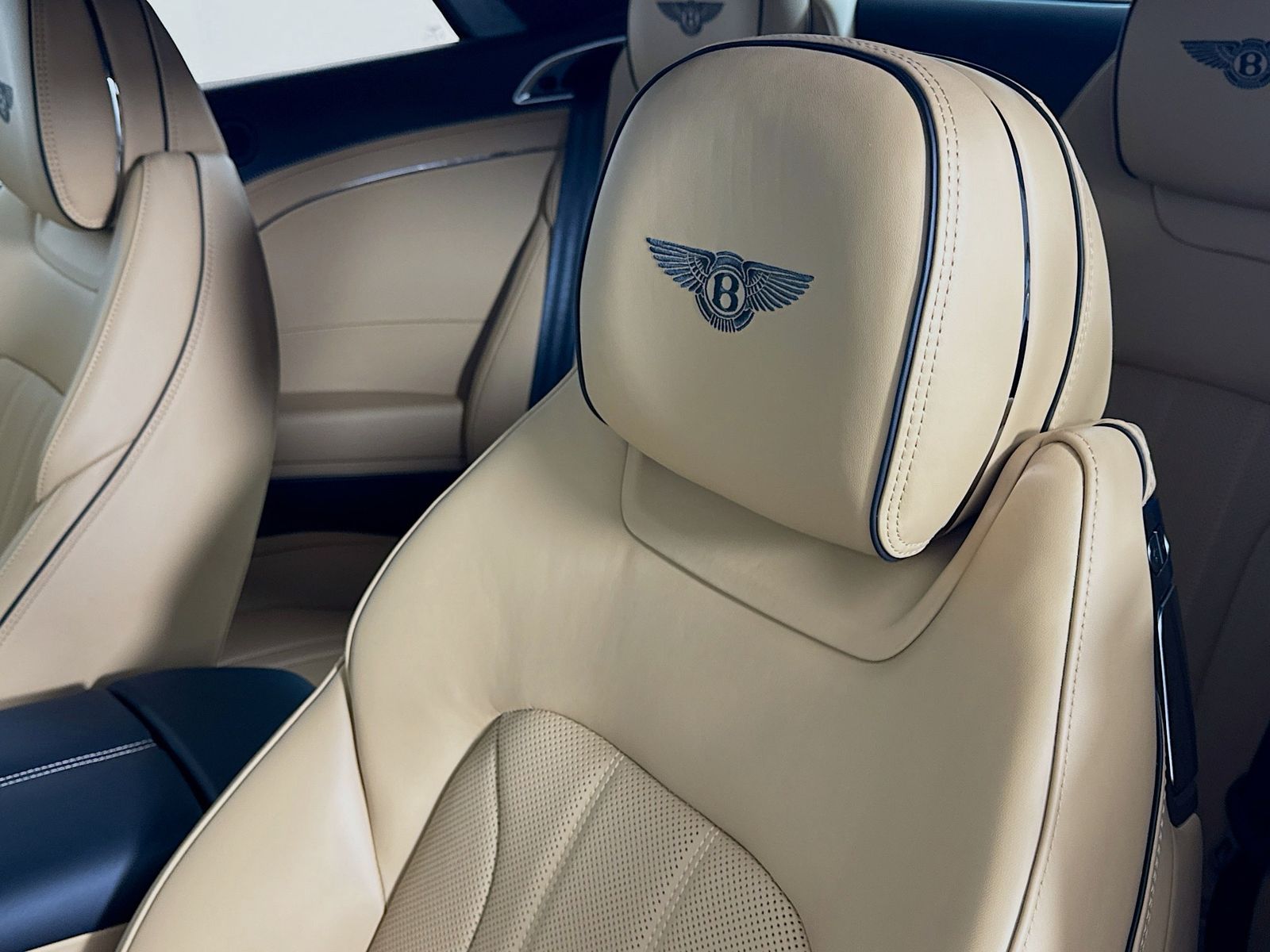 2026 Bentley Continental GTC - Photo 18