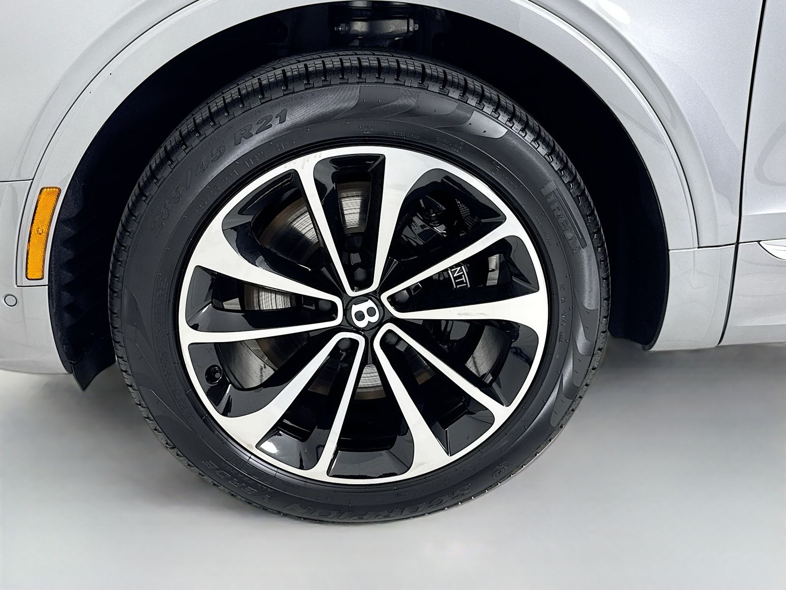 2025 Bentley Bentayga - Photo 9