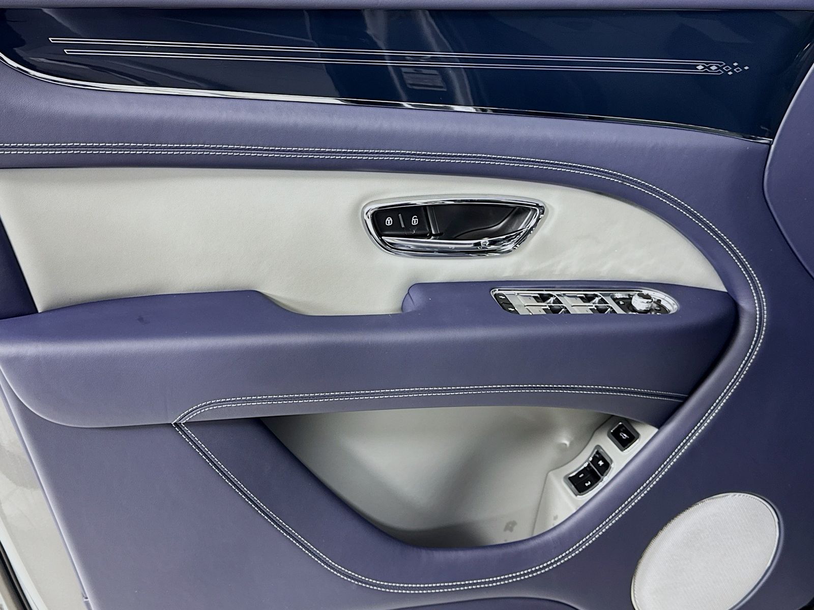 2025 Bentley Bentayga - Photo 15