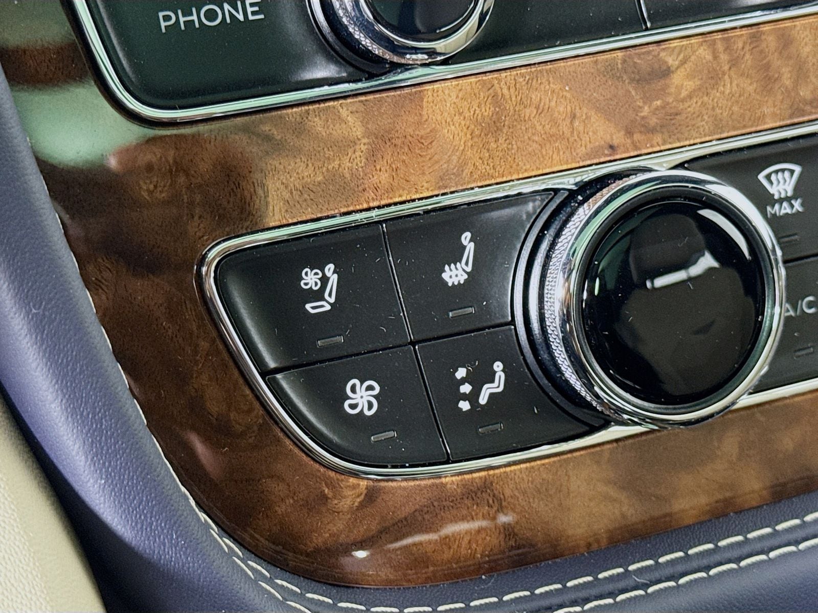 2025 Bentley Bentayga - Photo 18