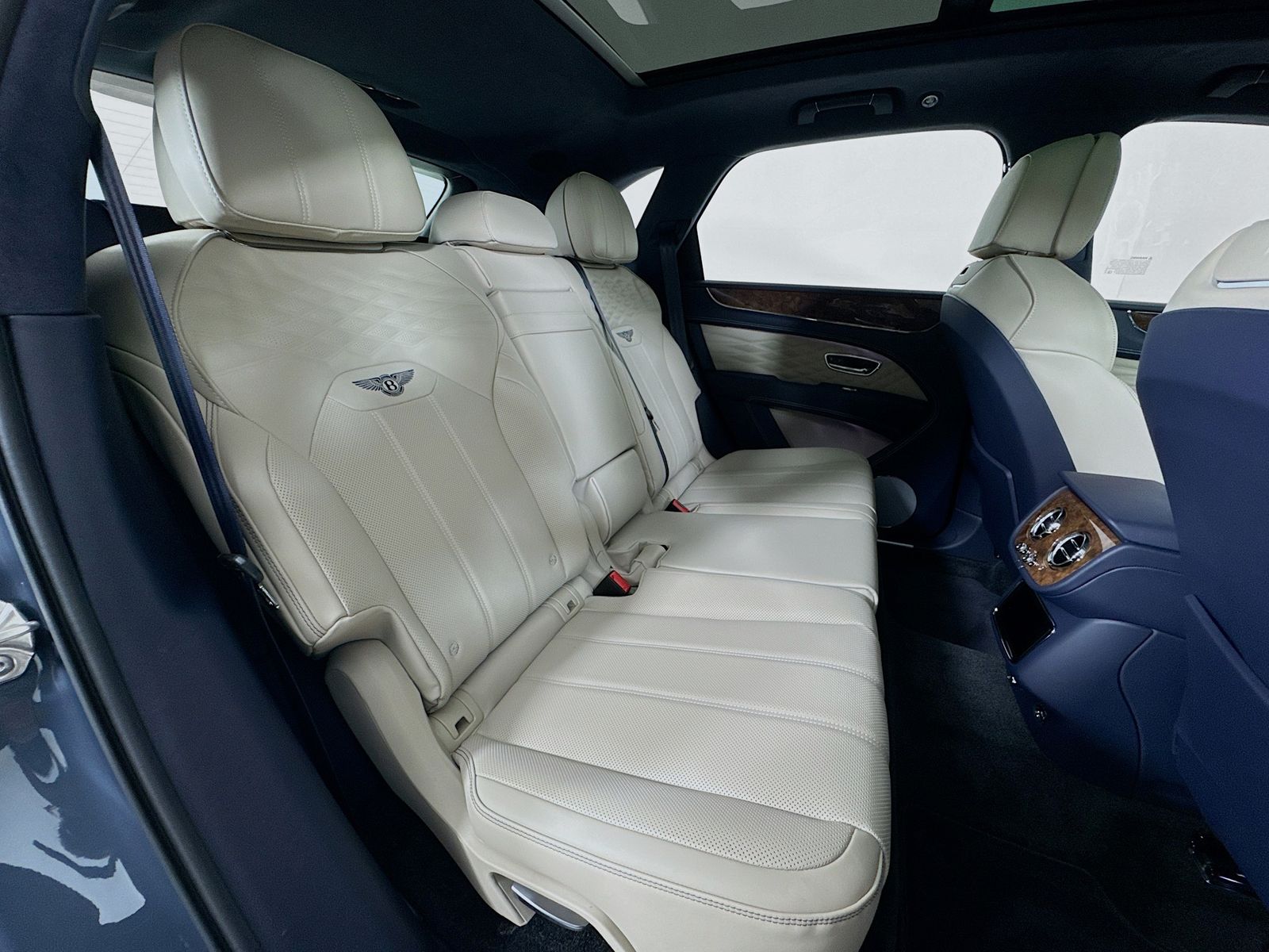 2025 Bentley Bentayga - Photo 25