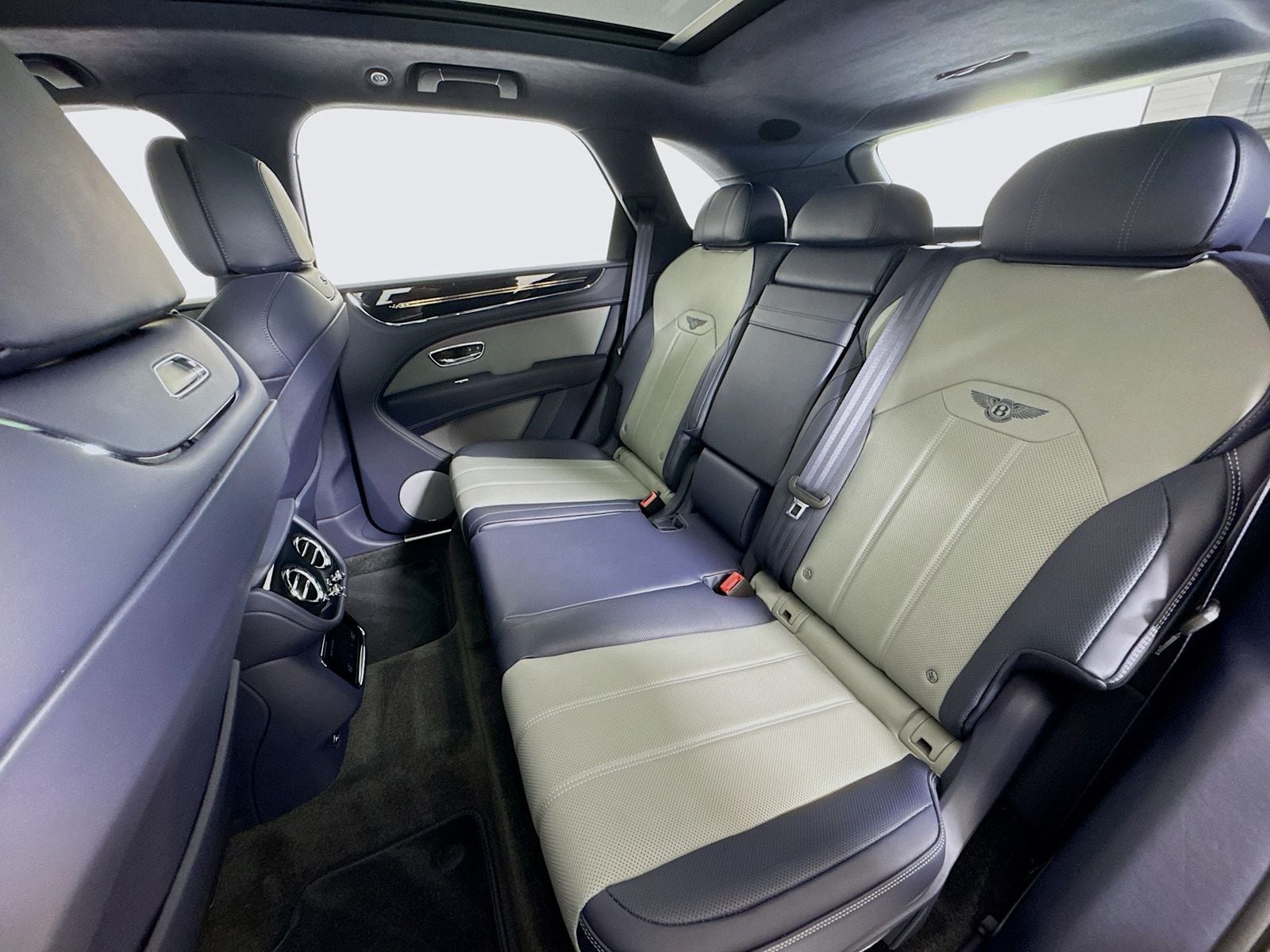 2025 Bentley Bentayga - Photo 24