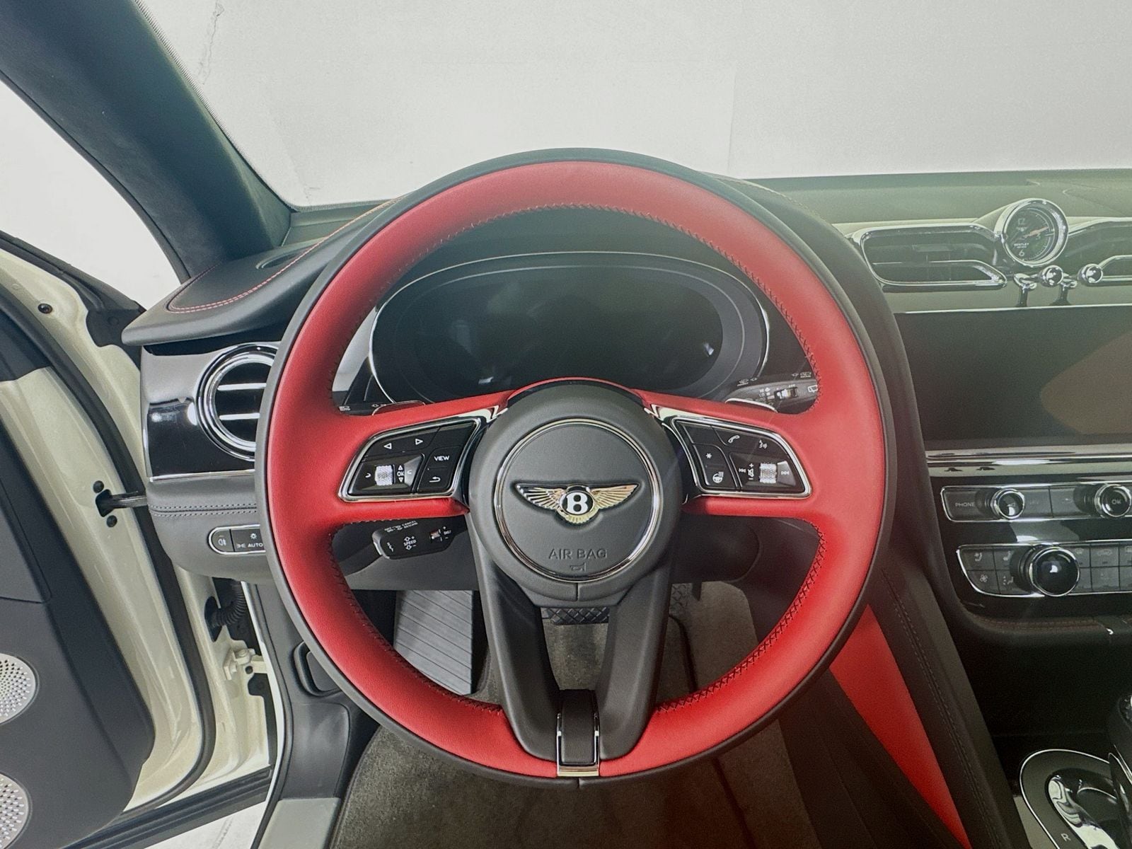 2025 Bentley Bentayga - Photo 11