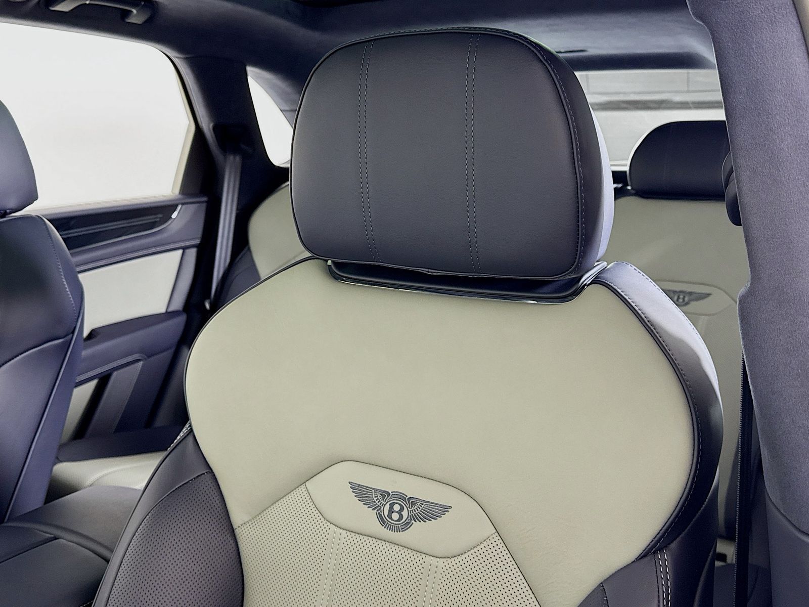 2025 Bentley Bentayga - Photo 18