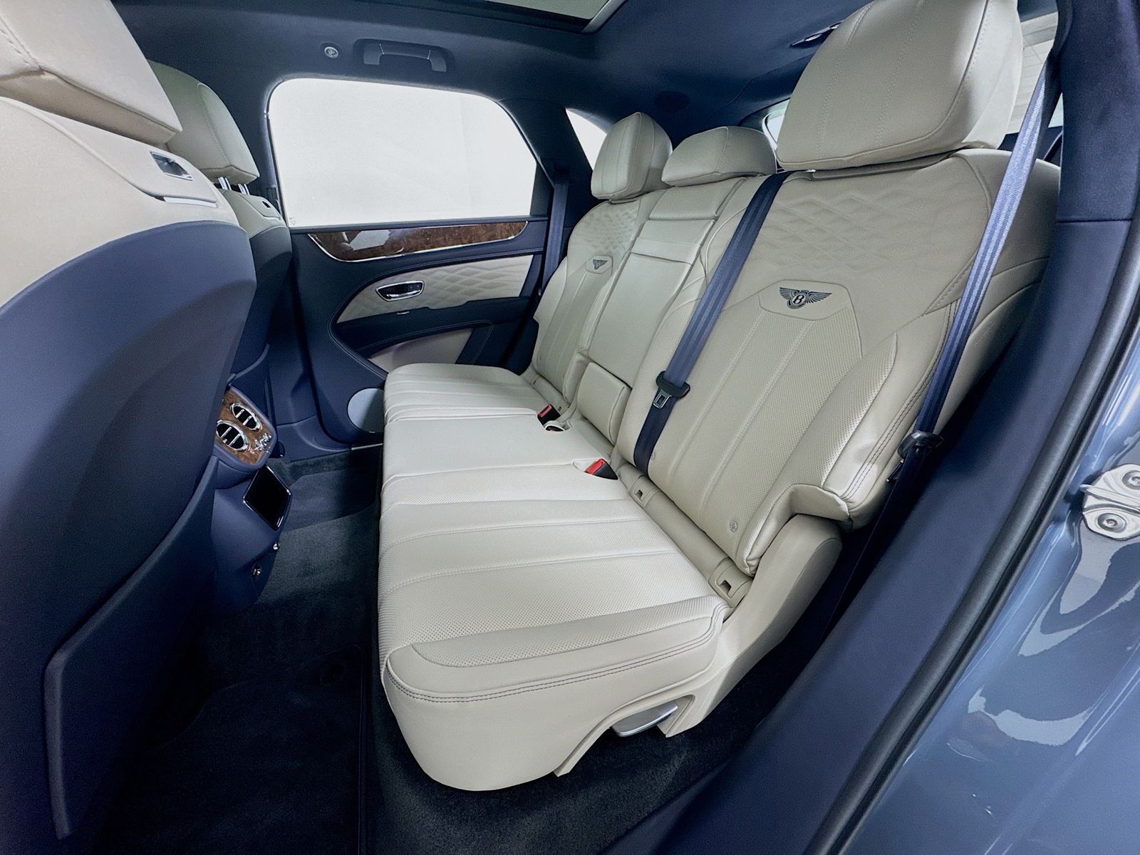 2025 Bentley Bentayga - Photo 23