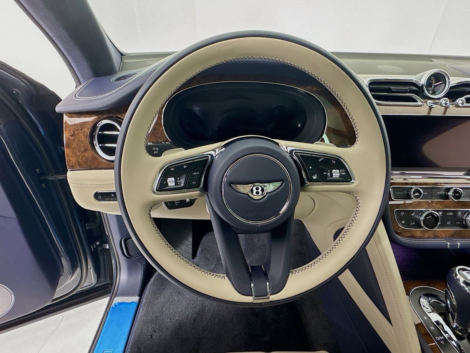 2025 Bentley Bentayga - Photo 11