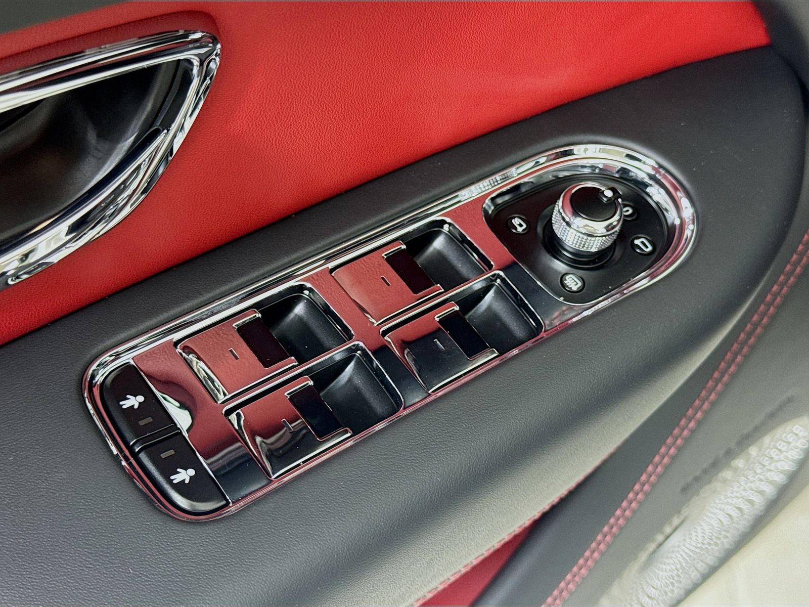 2025 Bentley Bentayga - Photo 16