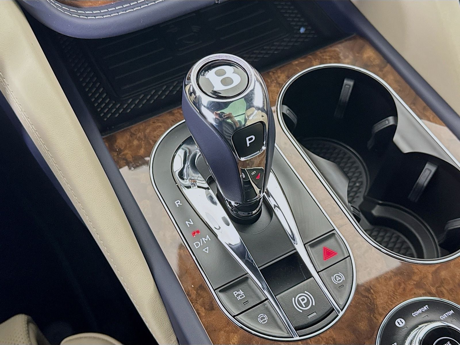 2025 Bentley Bentayga - Photo 14